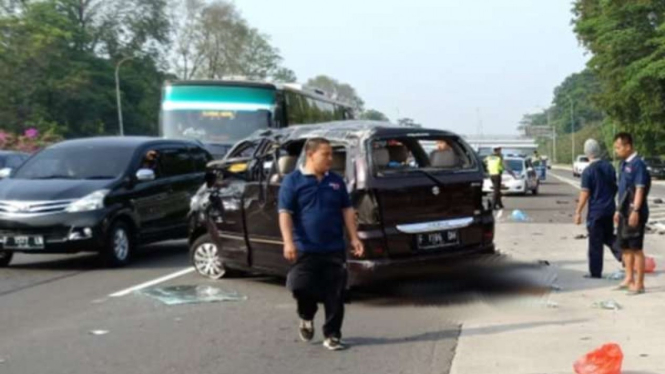 Kecelakaan Suzuki APV di Tol Jagorawi