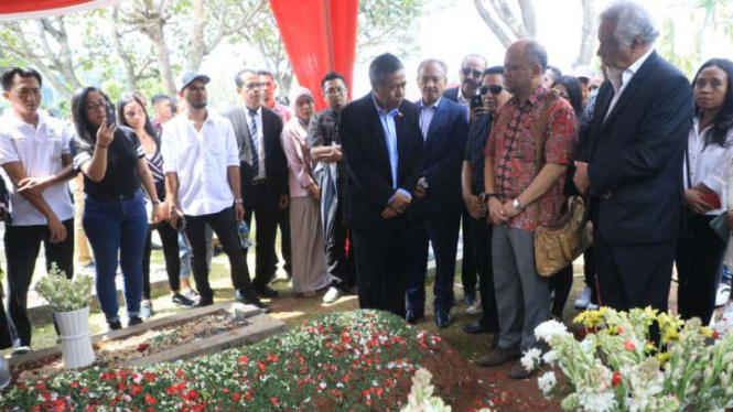 Presiden Pertama Timor Leste Xanana Gusmao benziarah ke makam Habibie.