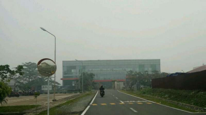 Kondisi kabut asap di sekitar Bandara internasional Supadio Pontianak, Kalbar.
