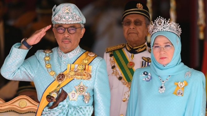 Raja Permaisuri Agong bersama suaminya, Sultan keenam Pahang, Al-Sultan Abdullah Ri`ayatuddin Al-Mustafa Billah Syah Ibni Sultan Ahmad Syah Al-Musta`in Billah - AFP