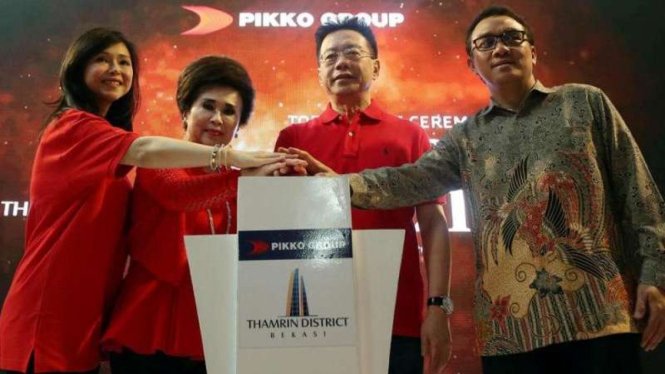 Direktur Utama PT Pikko Land Development Tbk, Nio Yantony (kedua kanan)