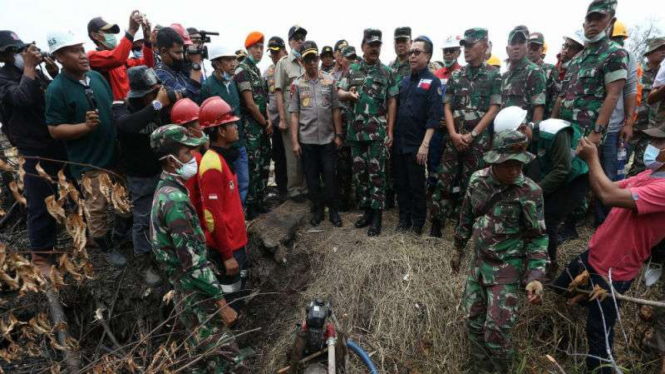 Kapolri dan Panglima TNI meninjau titik kebarakan hutan dan lanan di Riau