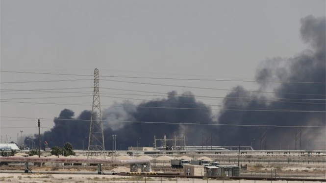 Kepulan asap terlihat di fasilitas Aramco di Kota Abqaiq, Arab Saudi. - Reuters