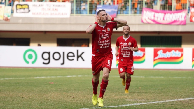 Pemain Persija Jakarta, Marko Simic melakukan selebrasi usai bobol gawang PSIS