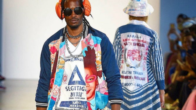 Kaos Segitiga Biru dari 2madison Avenue di New York Fashion Week