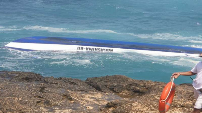 Speed boat terbalik di Lembongan Nusa Penida Bali