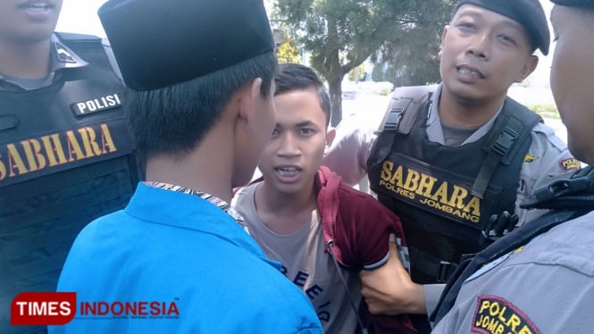 Suasana cabang PMII kabupaten Jombang melakukan demo di depan gedung DPRD Kabupaten Jombang. (FOTO: Moh Ramli/TIMES Indonesia)