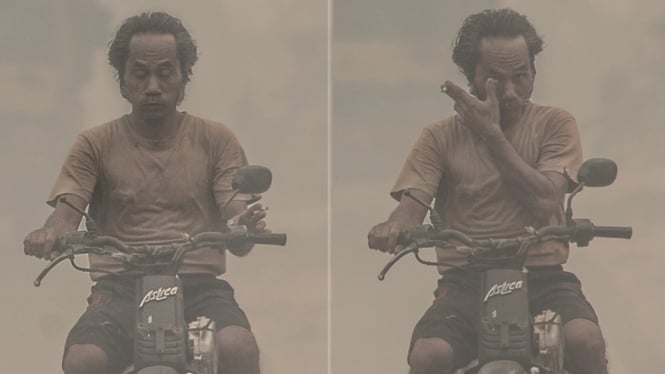 Walau polusi udara yang menyelubungi Palangkaraya mencapai puluhan kali lipat dari batas normal, sebagian warga tampak tidak memakai masker dan merokok sembari mengendarai motor. - Bjorn Vaughn