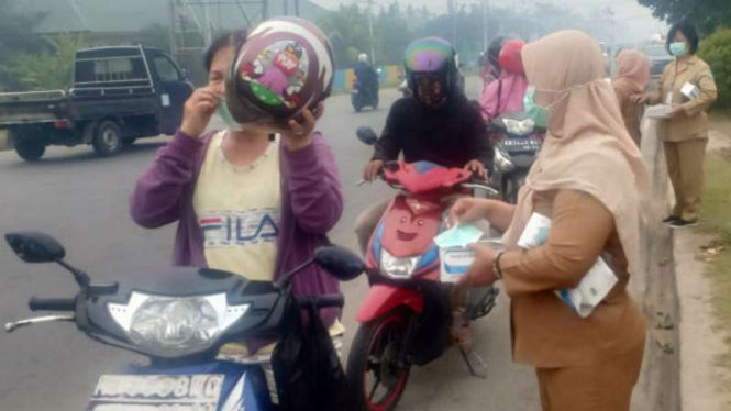 Warga Pontianak menggunakan masker untuk menghidari kabut asap Karhutla