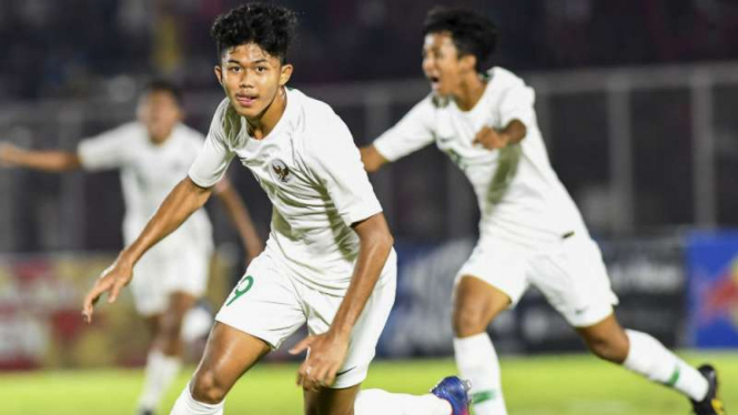 Pemain Timnas Indonesia U-16 merayakan gol.