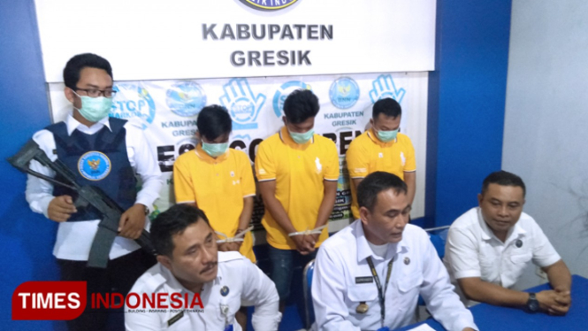 Ketiga pelaku saat dirilis oleh BNNK Gresik (Foto: Akmal/TIMES Indonesia)