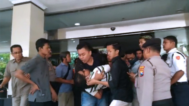 Aktivis HMI harus mendapat pertolongan usai terlibat bentrokan saat aksi demonstrasi di gedung rektor UTM. (FOTO: Istimewa)