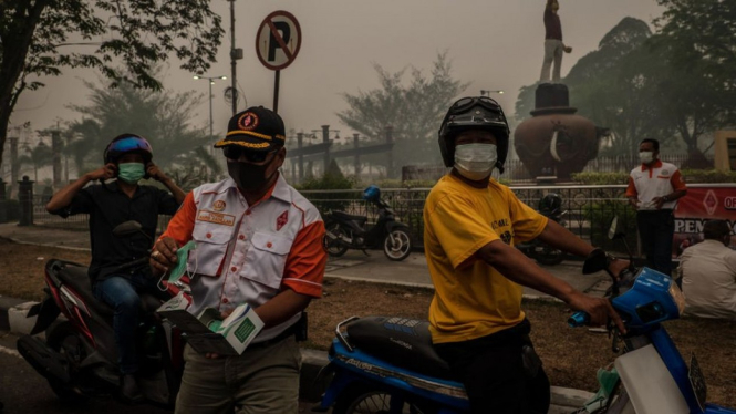 Pembagian masker gratis di Palangkaraya, salah satu kota yang paling terdampak karhutla. - Ulet Ifansasti/Getty Images
