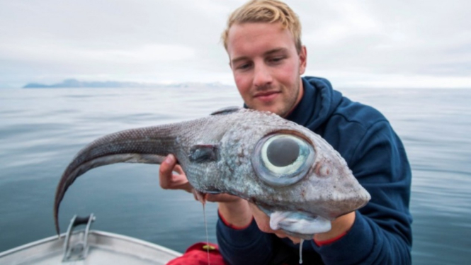 Oscar Lundahl dengan ikan tangkapannya