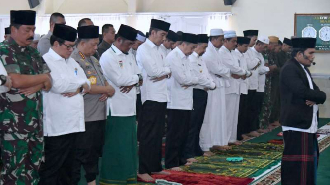 Ketika Jokowi Salat di Riau, Mohon Agar Turun Hujan