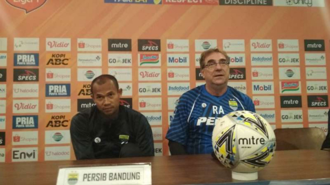 Pelatih Persib Bandung, Robert Rene Alberts (kanan).
