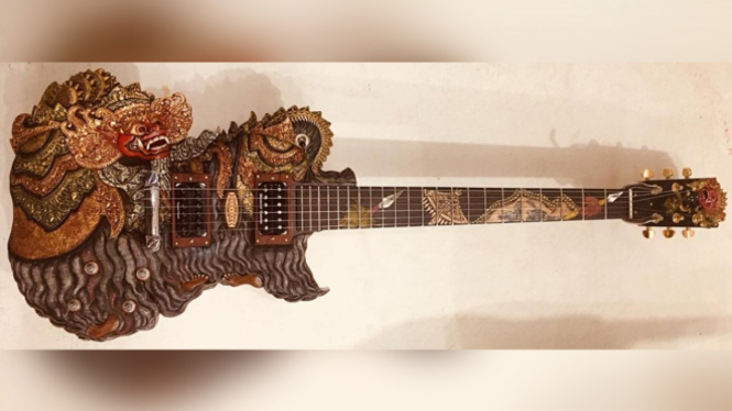 Gitar karya I Wayan Tuges, Barong Blueberry Electric Guitar yang tampil dalam roadshow Bali Teksu Legacy di dua negara Eropa, Belanda dan Jerman.(foto: istimewa)