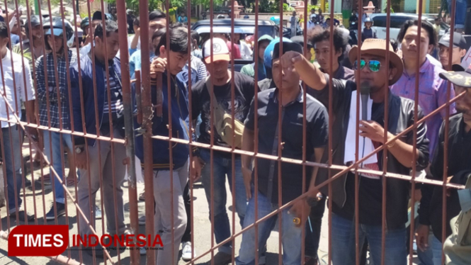 Aksi unjuk rasa tentang persoalan harga tembakau di Pamekasan yang dilakukan oleh Jaka Jatim Pamekasan dan Ikred beberapa waktu lalu di depan kantor Bupati Pamekasan. (Foto: Putera Khafi/TIMES Indonesia)