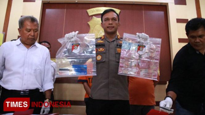 Kapolres Ngawi menunjukkan barang bukti pemerasan melalui media sosial (Foto: Ardian Febri Tri H/TIMES Indonesia)
