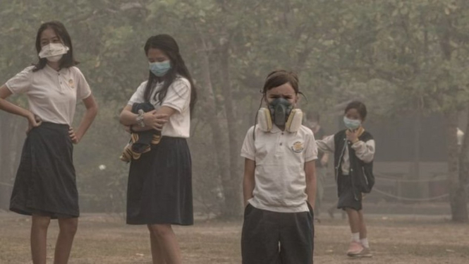 Siswa yang orang tuanya mampu secara ekonomi memakai perangkat masker yang lebih baik di Palangkaraya, Kalimantan Tengah, Kamis (12/09). - Bjorn Vaughn