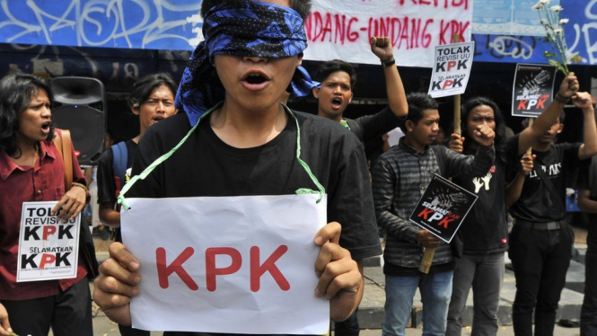 Para pegiat antikorupsi memprotes disahkannya revisi UU KPK. - Antara
