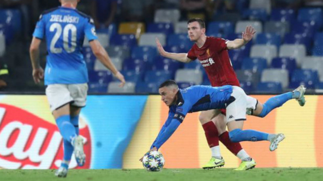 Winger Napoli, Jose Callejon, saat jatuh di kotak penalti Liverpool