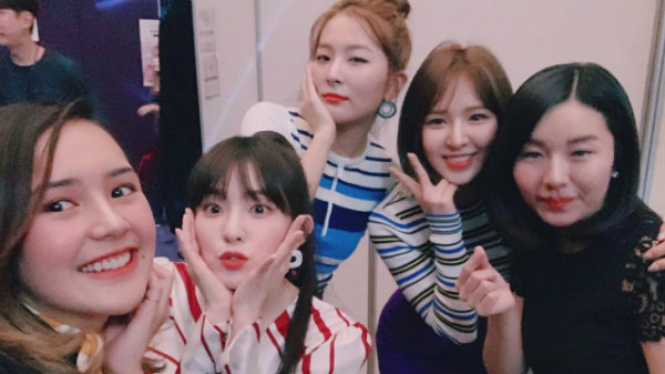 Beby Tsabina bersama Red Velvet