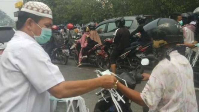 Dinas Kesehatan Provinsi Kalimantan Barat membagikan masker untuk masyarakat akibat kabut asap kebakaran hutan.