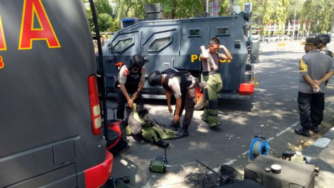 Tim Gegana mengamankan benda diduga bom di pos polisi Kota Mataram.