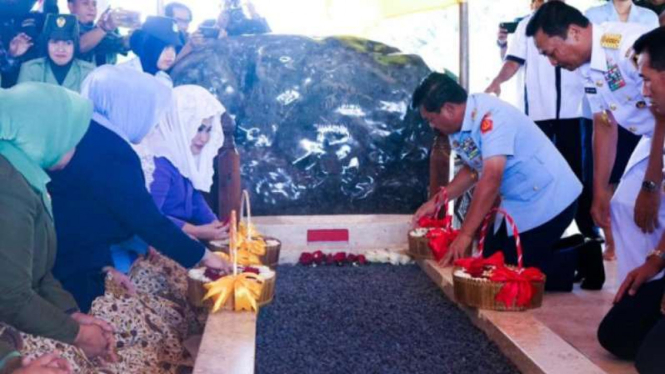Panglima TNI Hadi Tjahjanto ziarah ke makam Bung Karno di Blitar, Jawa Timur.