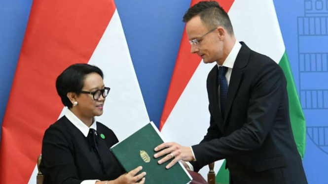 Menteri Luar Negeri RI, Retno Marsudi (kiri).