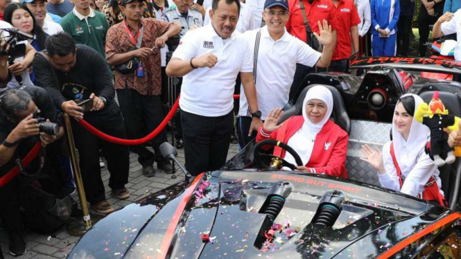 Gubernur Jawa Timur, Khofifah Indar Parawansa dan Arumi Bachsin.