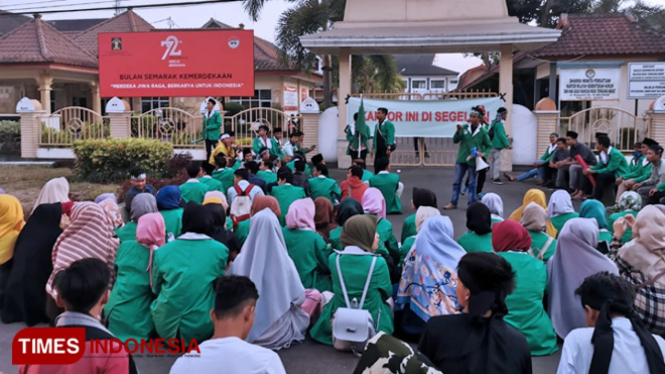 Ribuan jamaah NW menyegel kantor Kemenkumham NTB. (FOTO: Pauzan Basri/TIMES Indonesia)