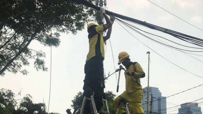 Pemotongan kabel utilitas udara di Jakarta