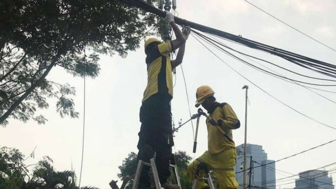 Pemotongan kabel utilitas udara di Jakarta