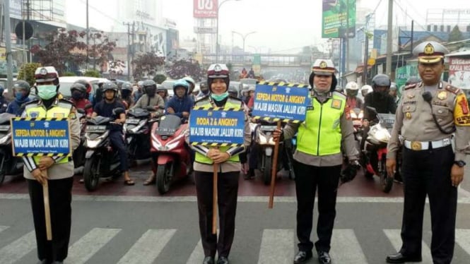 Sosialisasi jalur cepat dan lambat di Jalan Margonda, Depok, Jabar.