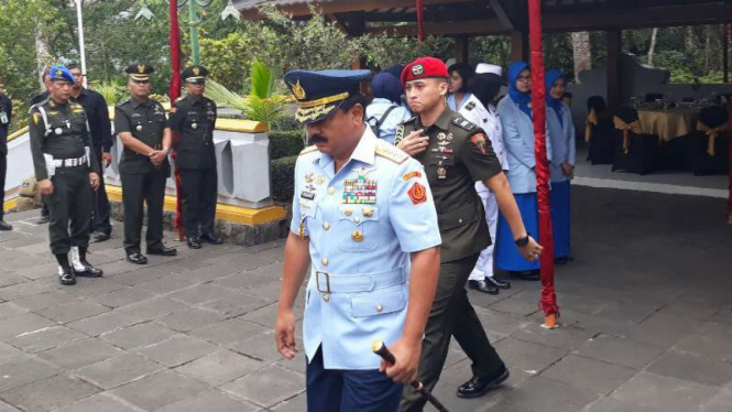 Panglima TNI Marsekal Hadi Tjahjanto ziarah ke makam mantan Presiden Soeharto.