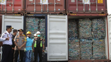 https://thumb.viva.co.id/media/frontend/thumbs3/2019/09/19/5d83167e24b63-indonesia-kembali-pulangkan-135-ton-sampah-impor-asal-australia_375_211.jpg