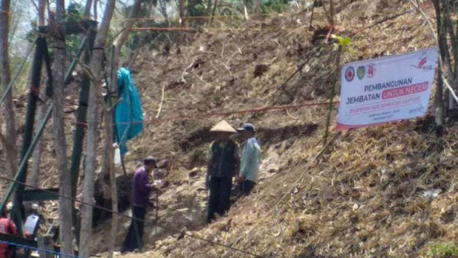 Bakrie Untuk Negeri membangun jembatan gantung di Desa Desa Mekarsari, Garut. 