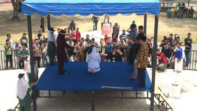 Pelaksanaan hukuman cambuk di Taman Bustanussalatin Aceh.