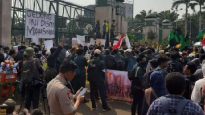 Demo mahasiswa di depan Gedung MPR/DPR pada Kamis, 19 September 2019