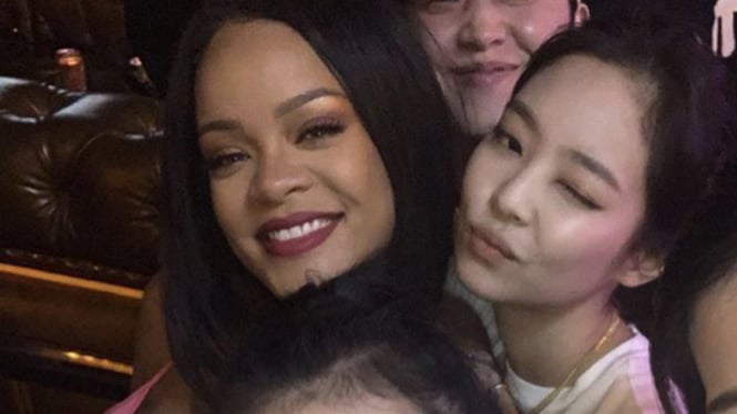 Jennie BlackPink dan Rihanna.