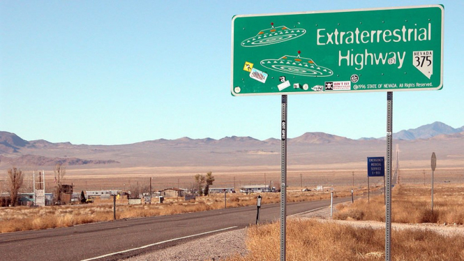 Area 51 merujuk pada lokasi di peta dan nama populer pangkalan Angkatan Udara Amerika Serikat. Pangkalan ini berlokasi di Danau Groom, danau kering di gurun Nevada, sekitar 135 kilometer di sebelah utara Las Vegas.(-Getty Images)
