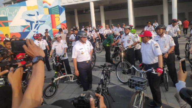 Gubernur DKI Jakarta Anies Baswedan menjajal jalur khusus sepeda.