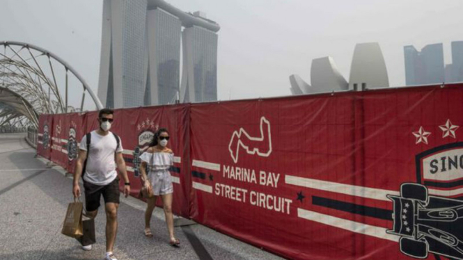 Wisatawan berjalan di dekat Sirkuit Marina Bay