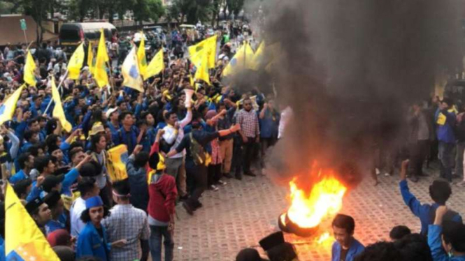 Massa dari PMII membakar ban di depan Gedung KPK, Jumat, 20 September 2019.