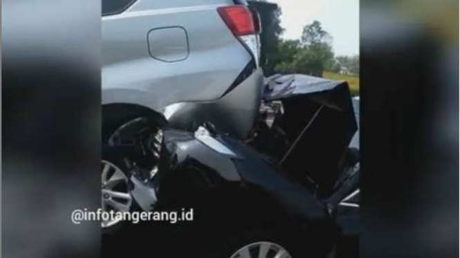 Kecelakaan Beruntun di Tol Tangerang-Jakarta, Dua Mobil Ringsek Parah