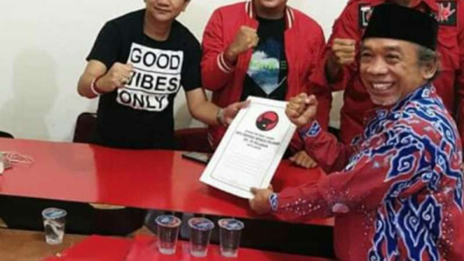 Pelawak senior Nurul Qomar alias Qomar daftar calon wali kota Depok ke PDIP.