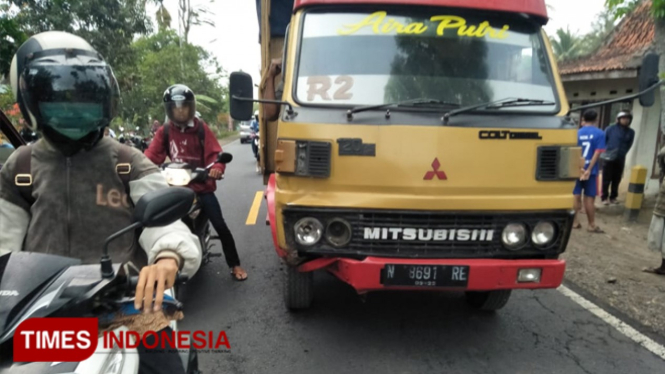 Truk yang menabrak korban (Foto : Rizki Alfian/TIMESIndonesia)