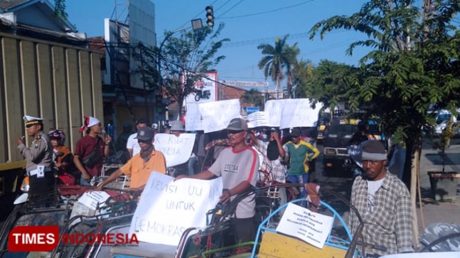 Aksi solidaritas dari komunitas pemuda anti korupsi dukung revisi UU KPK di Pamekasan. (Foto: Akhmad Syafi"i/TIMES Indonesia)